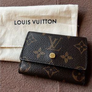 Louis Vuitton Monogram Micro wallet in Fuchsia. New condition, never used.